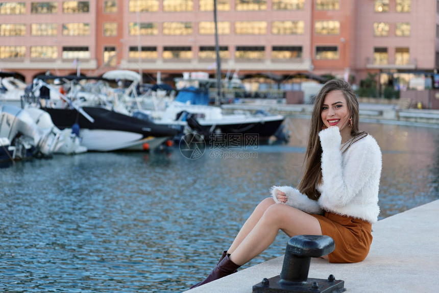 摩纳哥港法国里维埃拉的蒙特卡洛中白色毛发编织式拉轮和棕色小型滑板旅行中的年轻可爱女图片