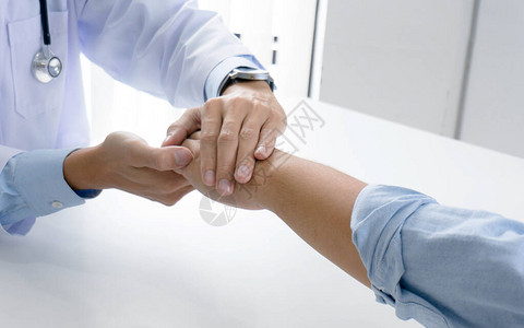 医生握着病人的手安抚他的男病图片