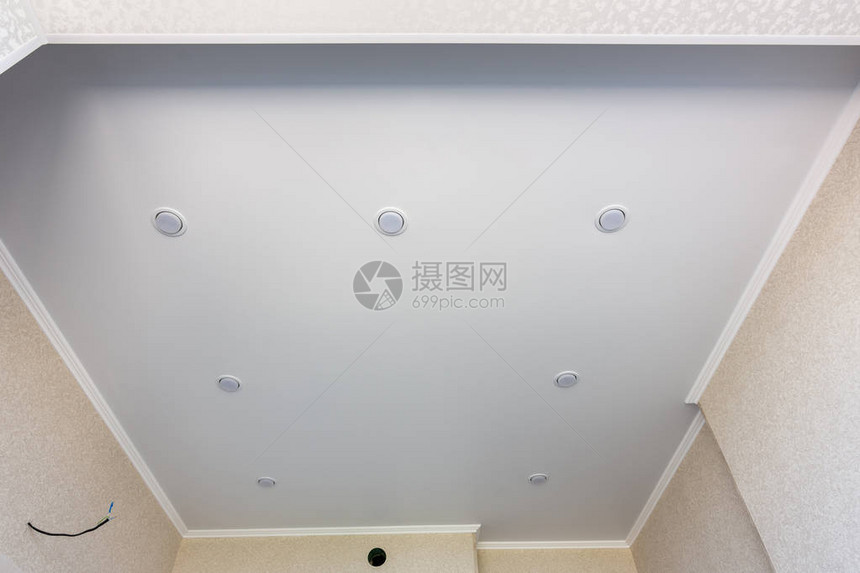 厨房的天花板用周边安装的聚光灯拉伸图片