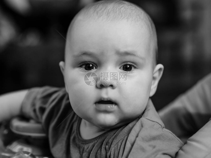 男婴儿童的黑白近距离肖像图片
