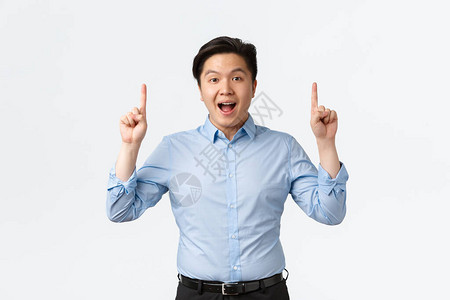身穿蓝色衬衫的亚洲商人兴奋而惊讶地宣布背景图片