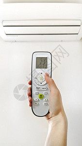 手持设计概念的空调白色背景清洁能源概念家用电器图片