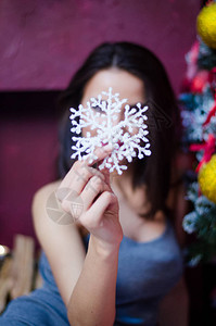 美丽的女士面对新年圣诞装饰图片