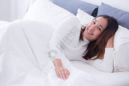 一个快乐的睡在旁边的年轻女人温柔图片