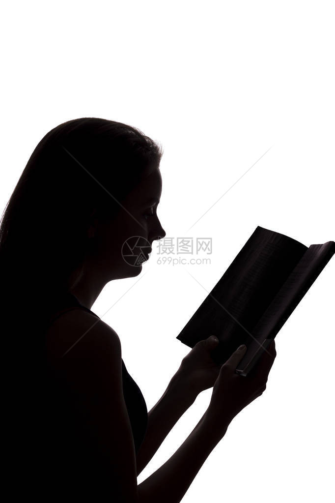 女孩阅读一本书图片