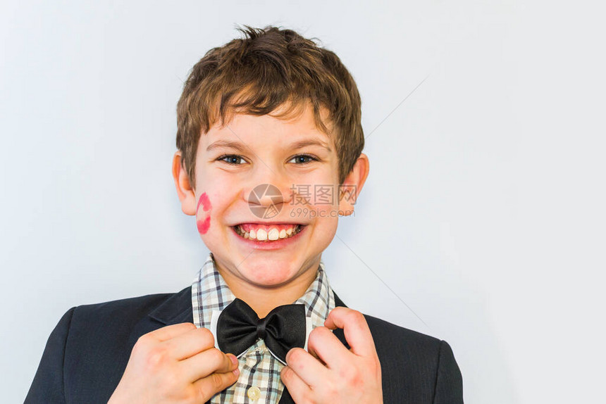 一个十几岁男孩的肖像脸颊上有口红印图片