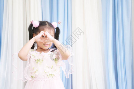 亚洲儿童可爱或小女孩可爱微笑图片