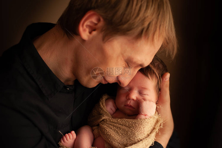 爱抱着他刚出生的女儿的父亲图片