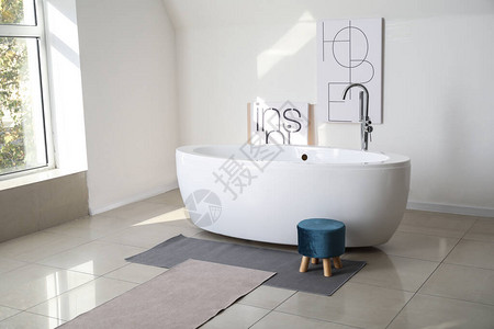 浅色室内现代陶瓷浴缸图片