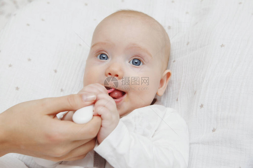 美丽的五个月可爱的女婴用勺子吃饭健康的食物产妇护理儿童保育图片