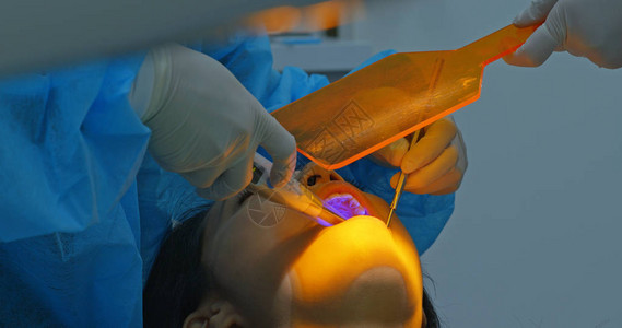 妇女在诊所接受牙科检查图片