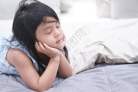亚洲儿童可爱或小女孩睡觉或不眠图片