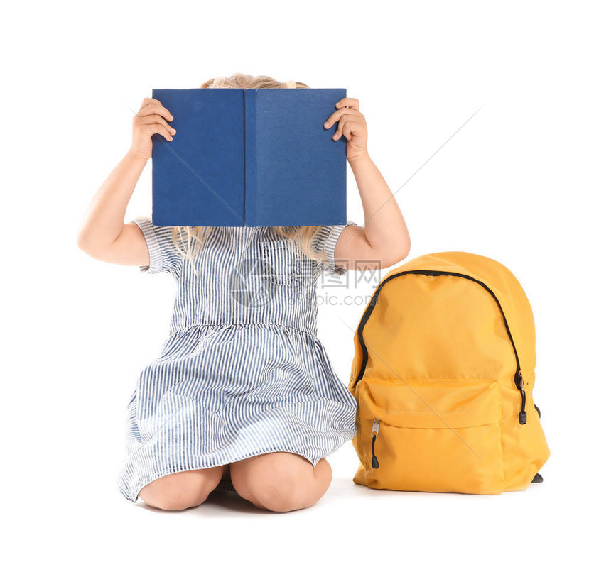 带着书本和背包的可爱小女学图片