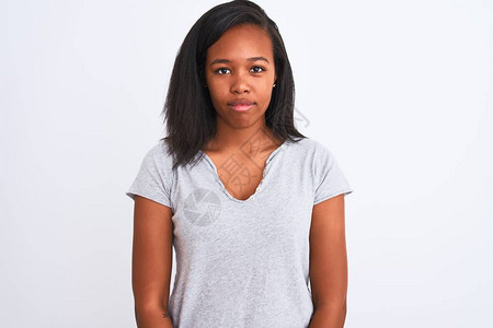 美丽的非洲年轻女穿着临时T恤在孤立的背景上穿着零星的外衣背景图片