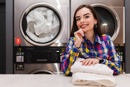 在烘干机背景下满意的洗衣客户图片