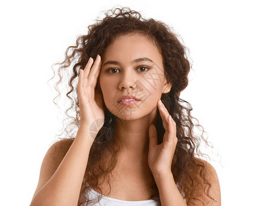 美丽的非洲裔美女子白底肤色健康皮肤的图片