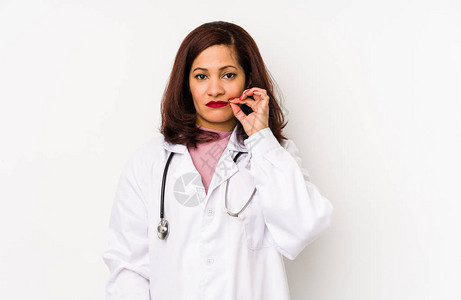 中年的Latin医生女人用手指在嘴唇上被孤图片