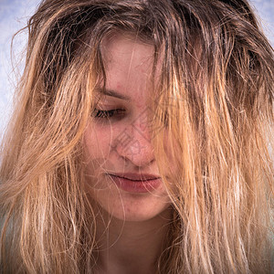 一位年轻有魅力的女肖像头发金松散图片