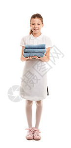 可爱的小女服务员白色背景上有干净的毛巾图片