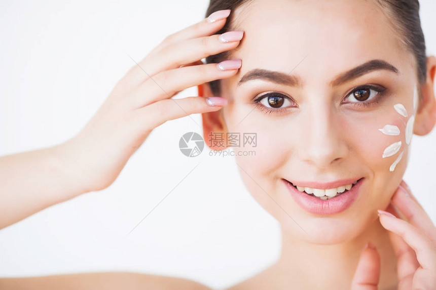 使用皮肤护理产品润湿剂或乳液和皮肤护理以照顾干图片