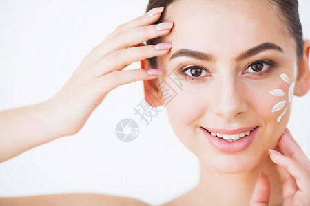 使用皮肤护理产品润湿剂或乳液和皮肤护理以照顾干图片