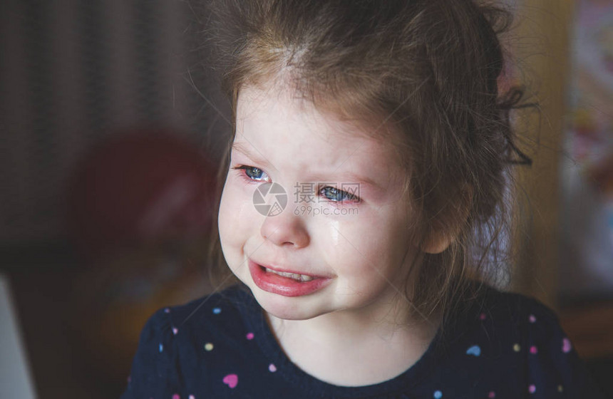 幼儿在哭泣孩子压力很大家庭暴图片