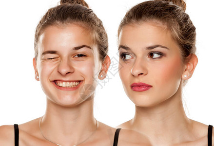 白人背景的年轻女前后化妆后的对比肖像图比较图片