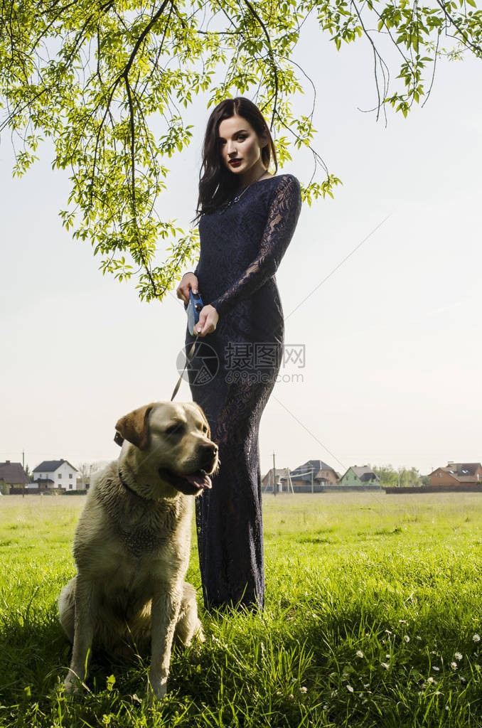 美丽的感黑发美女穿着裙子在楼梯上穿图片