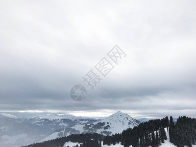 背景为美丽的雪山风景的风景照图片