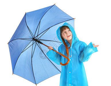 穿着雨衣和白色背景伞的可爱小女孩图片