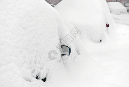 在大雪期间停车辆类似于大型雪堆抽象背景专注于最近图片