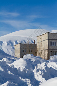 冬天北极圈外的白雪皑的房子图片