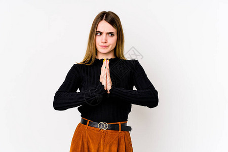 年轻的天主教妇女被孤立在白种背景的祈祷中图片
