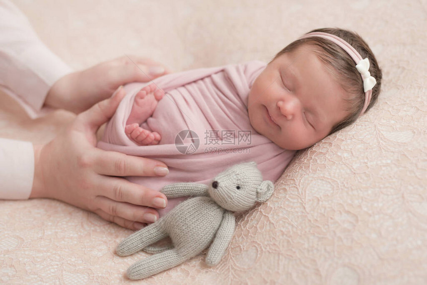 睡着的新生婴儿健康和医疗的概念健康的孩子医院的概念和幸福的母亲襁褓中的婴儿快乐怀孕和分娩儿童主题婴图片