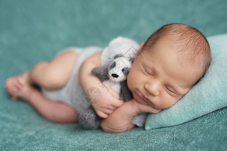 睡着的新生婴儿健康和医疗的概念健康的孩子医院的概念和幸福的母亲襁褓中的婴儿快乐怀孕和分娩儿童主题婴背景图片