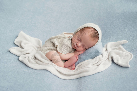 睡着的新生婴儿健康和医疗的概念健康的孩子医院的概念和幸福的母亲襁褓中的婴儿快乐怀孕和分娩儿童主题婴背景图片