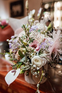 白色牡丹和考拉的柔和色调的美丽花束背景图片