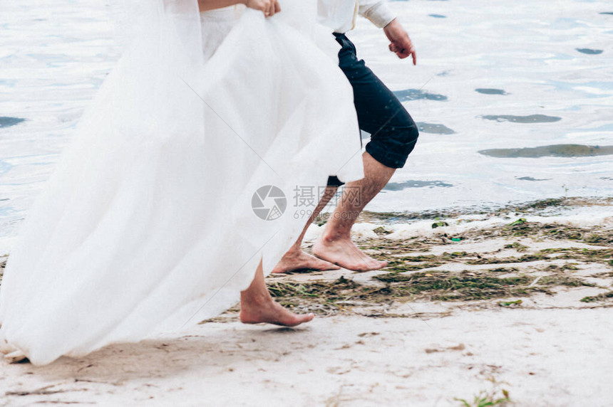 丈夫给身穿白色礼服的新娘戴上结婚戒指图片
