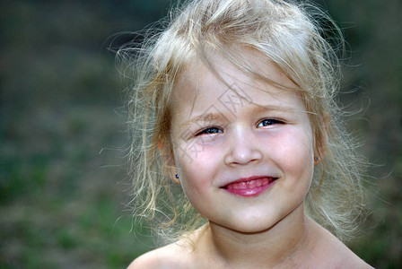 快乐的笑女孩婴儿微笑图片
