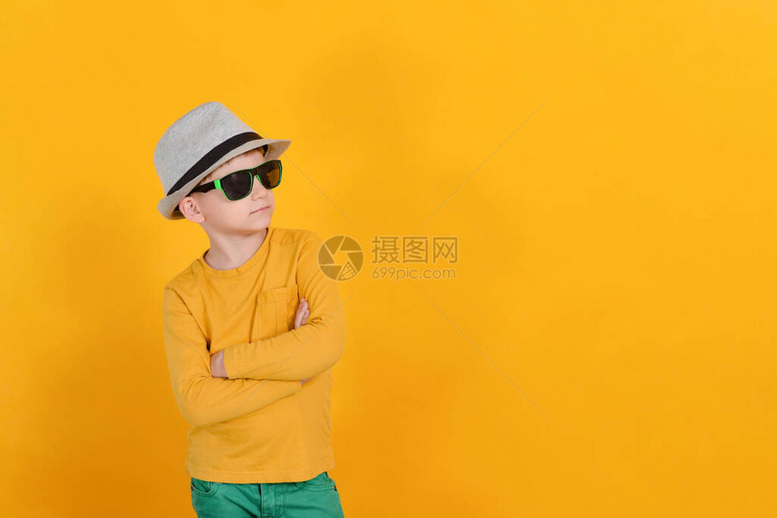 一个戴着灰帽子和眼镜的男孩假图片