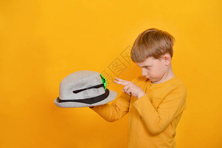 男孩带着眼镜看着灰帽子图片