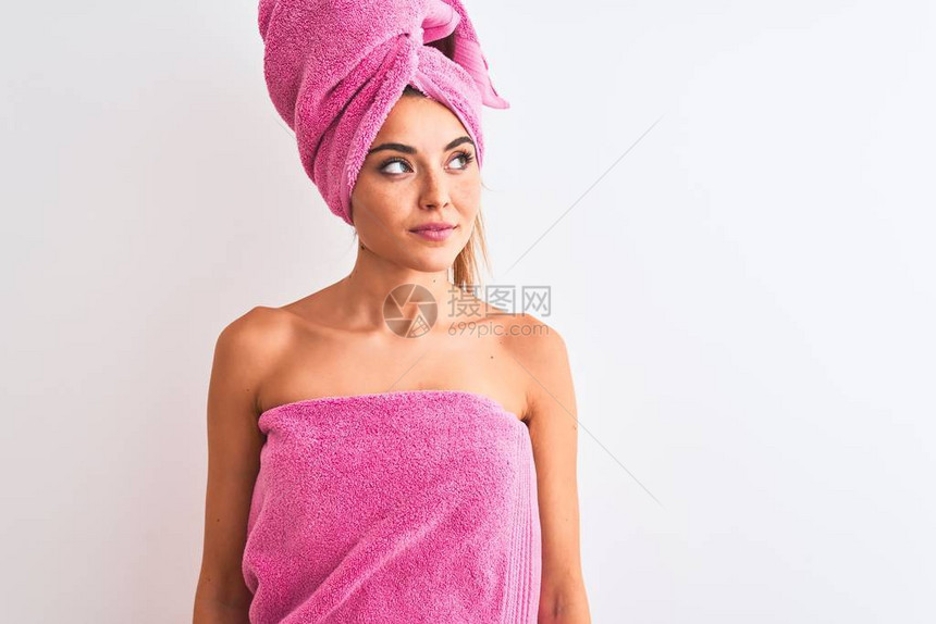 年轻美女洗完澡后穿着浴巾图片