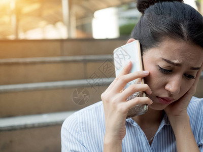 女秘书就业美女说话电坐电话沟通谈判工作女士办公室经理公司企业家严肃的图片