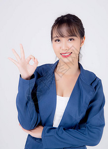 美丽的肖像年轻商业亚洲女站姿ok标志与自信孤立在白色背景图片