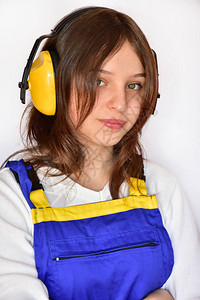 一个戴着耳机的女孩在白色背景上的肖像图片
