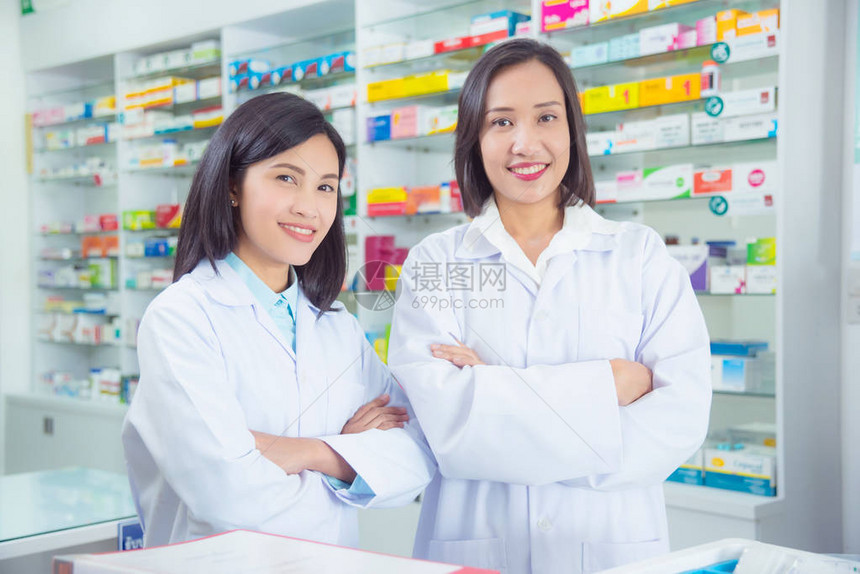 两名亚洲女药剂师在药店药店或药店图片