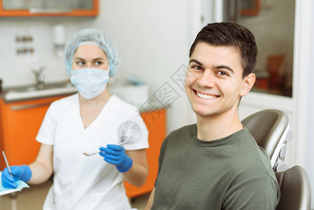 牙医的椅子上有满意的病人图片