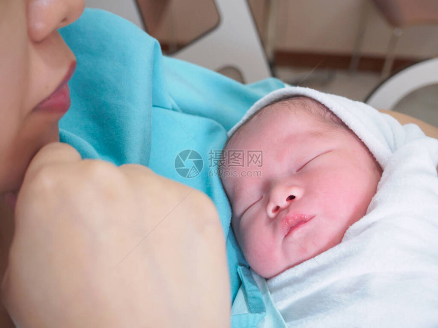 母亲和新生儿在医院分娩后幸图片