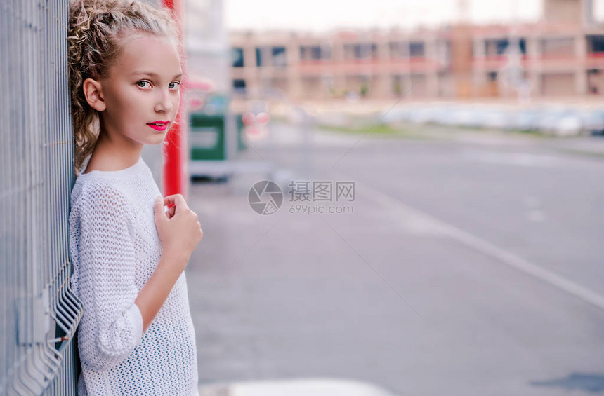 照片来自时尚快乐的少女照片在图片