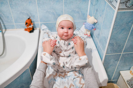 洗完澡睡在帽子里干净的婴图片